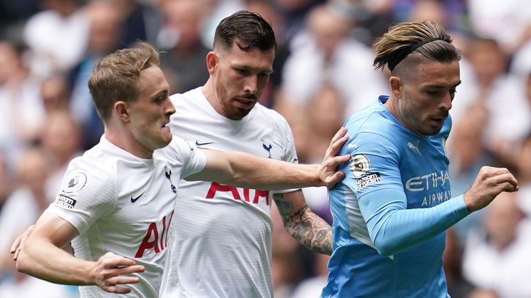 Jack Grealish en acción para el Manchester City vs Tottenham