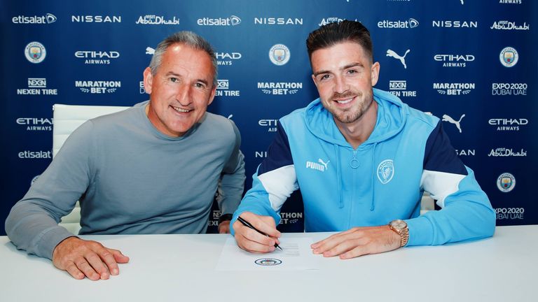 Jack Grealish aux côtés du directeur du football de Manchester City, Txiki Begiristain