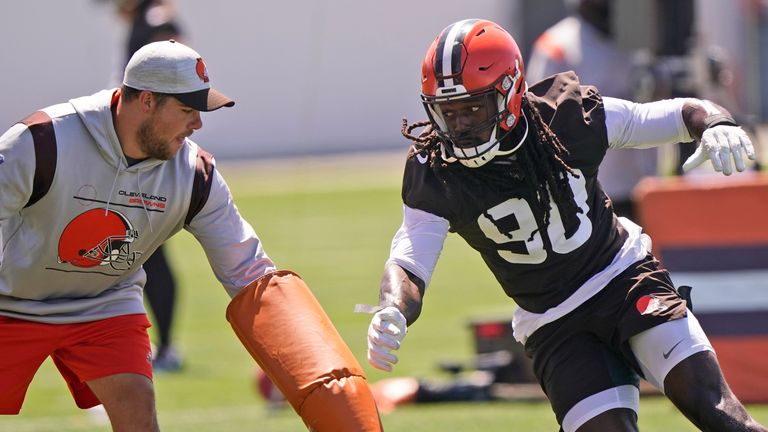 Clowney in action at Browns practice (AP Photo/Tony Dejak)