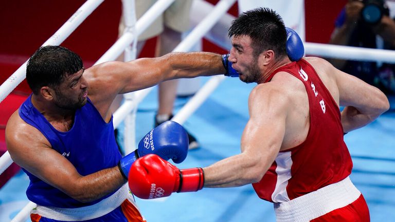 India...s Satish Kumar, left, fights Uzbekistan's Bakhodir Jalolov during their men...s super heavyweight over 91-kg boxing match at the 2020 Summer Olympics, Sunday, Aug. 1, 2021, in Tokyo, Japan. (AP Photo/Frank Franklin II)