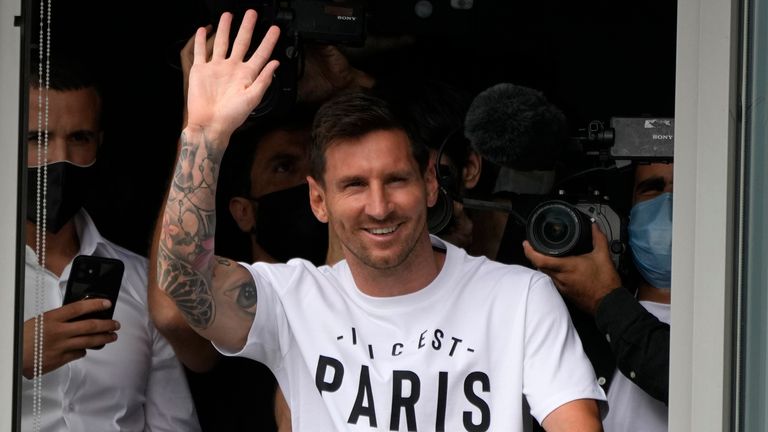 Messi lands in Paris