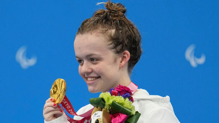 Maisie Summers-Newton receiving her second gold medal of the Tokyo Paralympic Games
