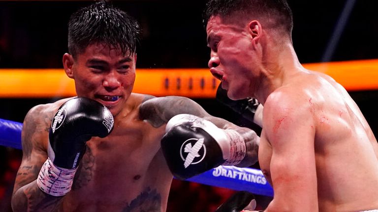 Mark Magsayo, des Philippines, se connecte avec un coup de poing sur Julio Ceja, du Mexique, lors d'un match de boxe poids plume le samedi 21 août 2021 à Las Vegas.  (Photo AP/John Locher)