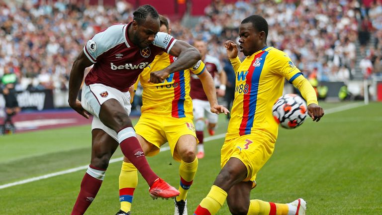 Michail Antonio (L) vies with Crystal Palace's Tyrick Mitchell