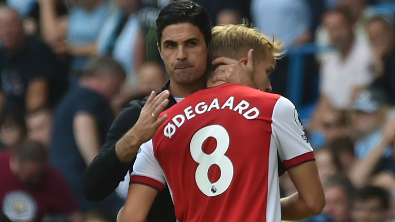 Mikel Arteta embrasse Martin Odegaard alors qu'il sort du terrain (AP)