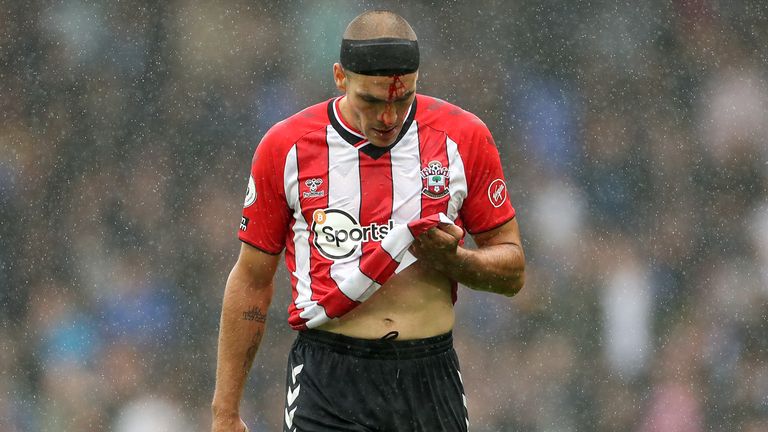 Oriol Romeu shows his dejection during the defeat to Everton