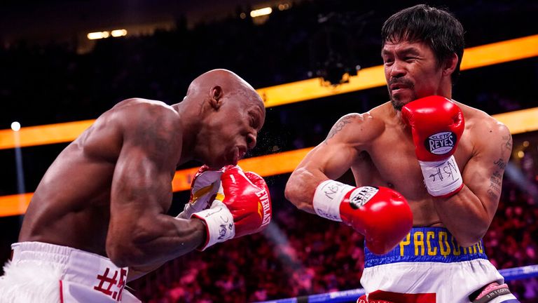 Manny Pacquiao, à droite, des Philippines, frappe Yordenis Ugas, de Cuba, lors d'un match de boxe de championnat des poids mi-moyens le samedi 21 août 2021, à Las Vegas.  (Photo AP/John Locher)