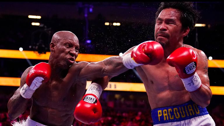 Yordenis Ugas, gauche, de Cuba, frappe Manny Pacquiao, des Philippines, lors d'un match de boxe de championnat des poids mi-moyens le samedi 21 août 2021, à Las Vegas.  (Photo AP/John Locher)