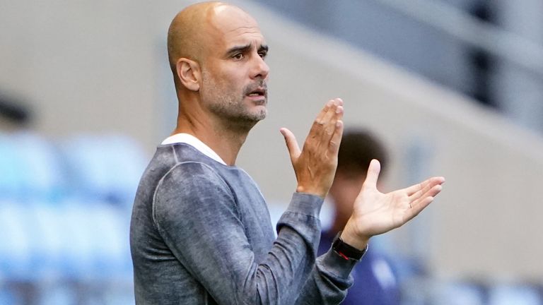 El entrenador del Manchester City, Pep Guardiola, durante el partido amistoso de pretemporada en el estadio de la academia, Manchester.  Fecha de la fotografía: martes 27 de julio de 2021.