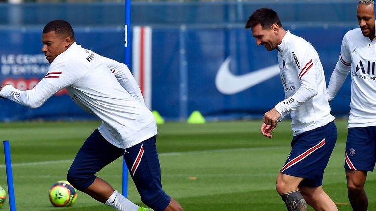 Lionel Messi bids farewell to Paris amid boos