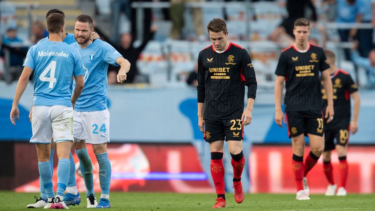 Rangers '  Scott Wright a l'air abattu alors que les joueurs de Malmö célèbrent leur premier but