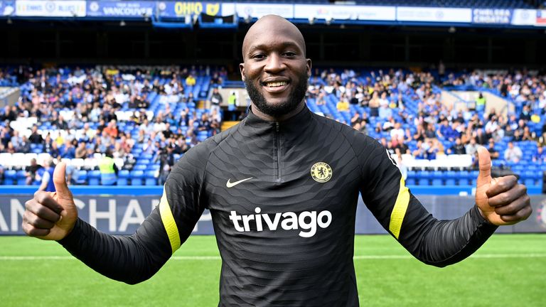 LONDON, ENGLAND - AUGUST 18:  Romelu Lukaku of Chelsea walks onto the pitch and speaks to the fans before a training session at Stamford Bridge on August 18, 2021 in London, England. (Photo by Darren Walsh/Chelsea FC via Getty Images)