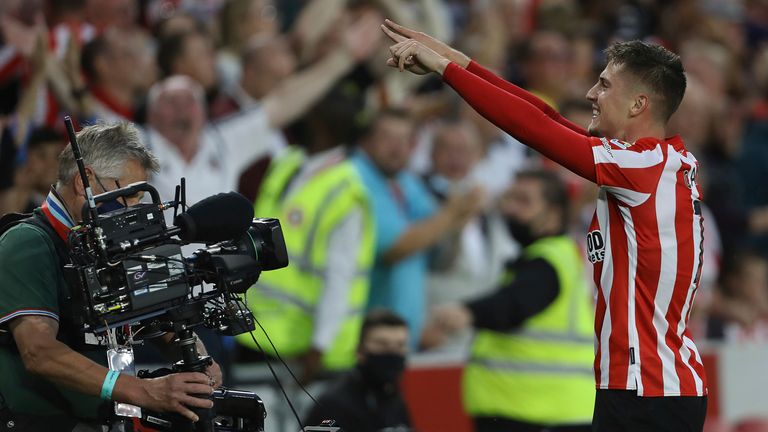 Sergi Canos celebrates in front of the Brentford fans (Paul Terry/CSM via ZUMA Wire)