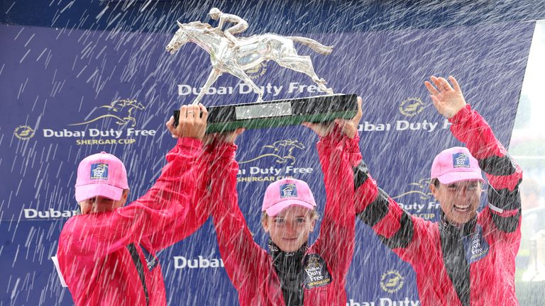 Josephine Gordon, Holly Doyle e Hayley Turner alzano la Shergarh Cup nel 2019 dopo la vittoria della squadra femminile