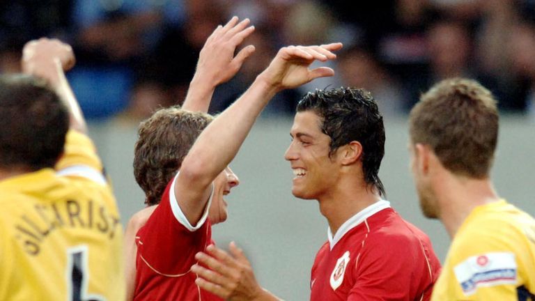 Manchester United&#39;s Ole Gunnar Solskjaer (C) celebrates his goal against Oxford, with team-mate Cristiano Ronaldo (second right) during the friendly match at the Kassam Stadium, Oxford.