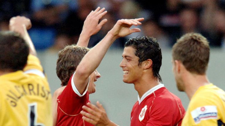 Ole Gunner Solkjer (C) del Manchester United festeggia il suo gol contro Oxford con Cristiano Ronaldo (seconda a destra) durante un'amichevole al Qassam Stadium di Oxford.