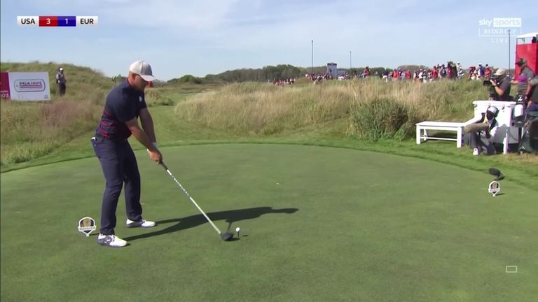 DeChambeau a utilisé sa puissance de frappe à son avantage avec un coup de départ monstre de 417 verges, sur une ligne agressive, pour se laisser à seulement 72 verges du drapeau au cinquième par-cinq de Whistling Straits.