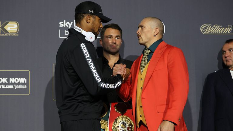 Anthony Joshua dan Oleksander Usyk menutup konferensi pers menjelang pertarungan gelar Kejuaraan Dunia mereka pada Sabtu malam di Stadion Tottenham Hotspur di London.  23 September 2021. Gambar oleh Mark Robinson Matchroom Boxing