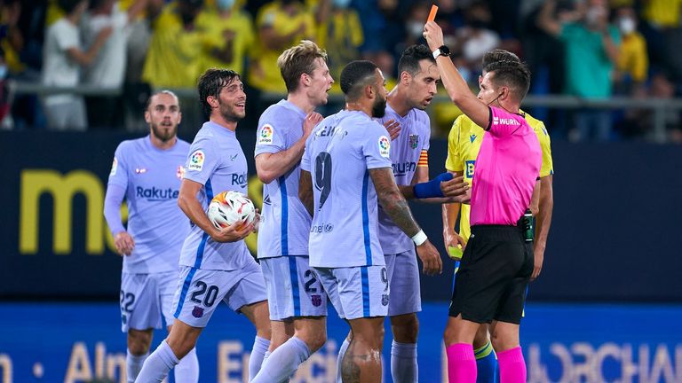 Matche Referee, Del Cerro Grande shows Frenkie De Jong of FC Barcelona a red card 