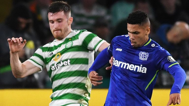 Celtic Tony Ralston y Paulinho en un partido durante la fase de grupos de la UEFA Europa League entre el Celtic y el Bayer Leverkusen en el Celtic Park, el 30 de septiembre de 2021, en Glasgow, Escocia.