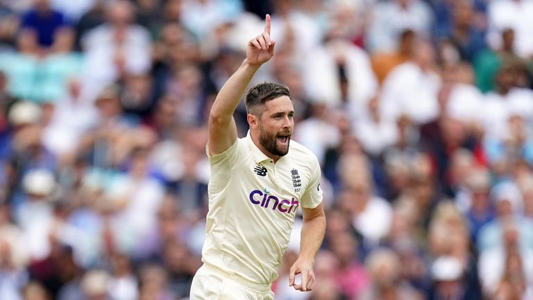 Woakes celebrates the acquisition of Rohit Sharma of India 