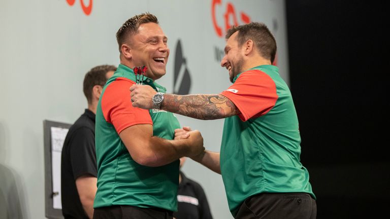 Gerwyn Price et Jonny Clayton ont vaincu la Lituanie dans un match décisif en double pour atteindre les huit derniers