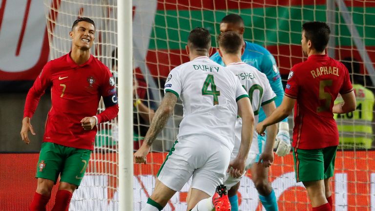 Reaksi Cristiano Ronaldo setelah Portugal gagal mengeksekusi penalti melawan Republik Irlandia