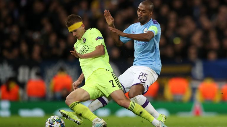 Fernandinho del Manchester City desafía a Dani Olmo del Dinamo Zagreb durante el partido de la UEFA Champions League en el Etihad Stadium de Manchester.  PA Photo.  Fecha de la fotografía: martes 1 de octubre de 2019. Vea la historia de PA SOCCER Man City.  El crédito de la foto debe leer: Nick Potts / PA Wire.