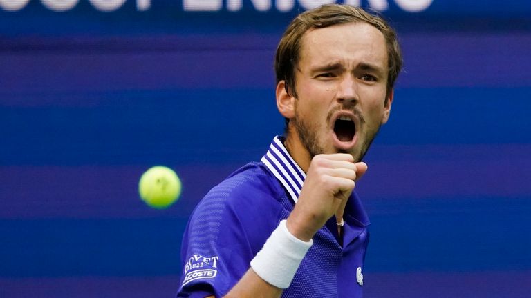 Daniil Medvedev a démoli Felix Auger-Aliassime pour atteindre la finale du simple messieurs de l'US Open pour la deuxième fois en trois ans
