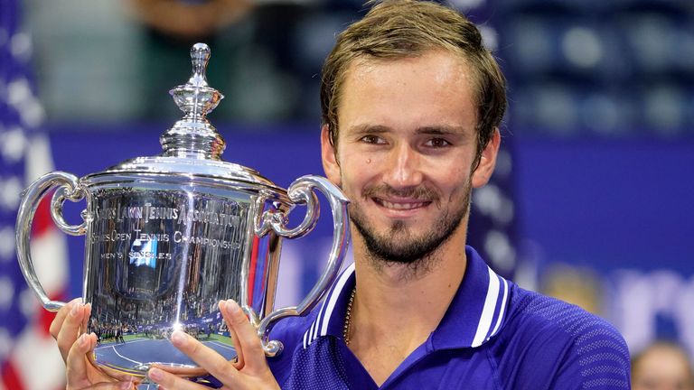 Daniil Medvedev, de Rusia, sostiene el trofeo del campeonato después de derrotar a Novak Djokovic, de Serbia, en la final individual masculina del campeonato del US Open de tenis, el domingo 12 de septiembre de 2021, en Nueva York.  (Foto AP/John Minchillo) 