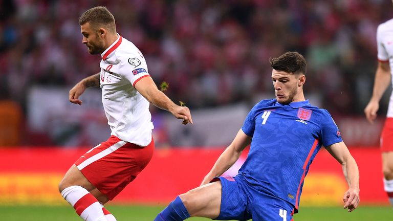 Declan Rice of England challenges Karol Linetty of Poland 