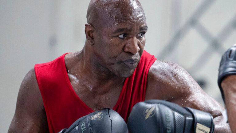 L'ancien champion de boxe poids lourd Evander Holyfield s'entraîne pour un prochain combat d'exposition à The Heavyweight Factory le vendredi 30 avril 2021 à Fort Lauderdale, en Floride.  (Alex Menendez via AP)