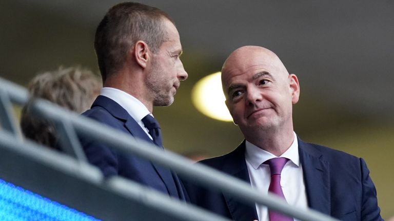 Le président de l'UEFA Aleksander Ceferin (à gauche) et le président de la FIFA Gianni Infantino (à droite) - plus tôt cette semaine, l'UEFA a également critiqué la FIFA pour son manque de consultation