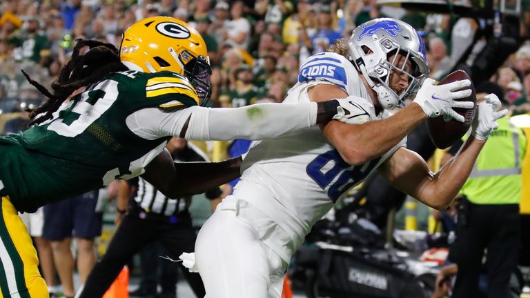 Detroit Lions&#39; T.J. Hockenson catches a touchdown pass in front of Green Bay Packers&#39; De&#39;Vondre Campbell during the first half of an NFL football game Monday, Sept. 20, 2021, in Green Bay, Wis.