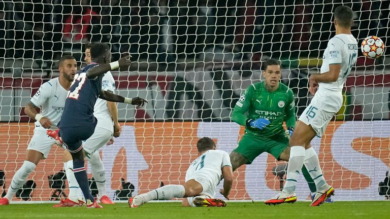 Idrissa Guy, del Paris Saint-Germain, marca el gol de apertura durante el partido de fútbol del Grupo A de la Liga de Campeones entre el Paris Saint-Germain y el Manchester City en el Parc des Princes de París, el martes 28 de septiembre de 2021 (AP Photo / Christophe Inna)