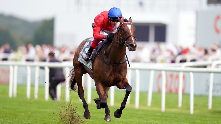 Frankie Dettori e Inspiral se estiran para ganar el May Hill Stakes en Doncaster