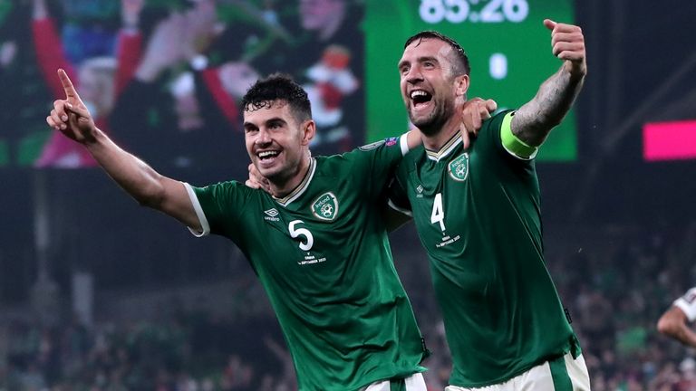 John Egan y Shane Duffy de la República de Irlanda celebran el gol en propia puerta de Nikola Milenkovic de Serbia