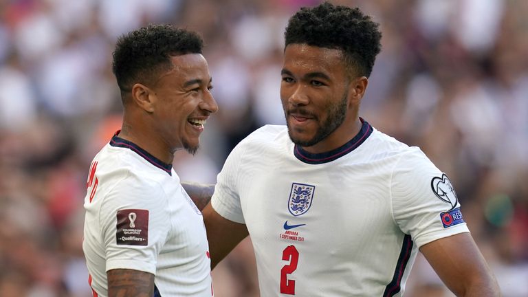 Jesse Lingard célèbre avec Reece James après avoir donné l'avantage à l'Angleterre contre Andorre