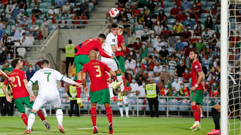 John Egan mencetak gol pertama Irlandia ke gawang Portugal