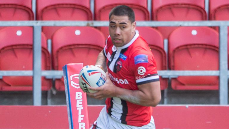 Ken Sio notched two tries as Salford beat St Helens, to extend his lead at the top of the try charts 