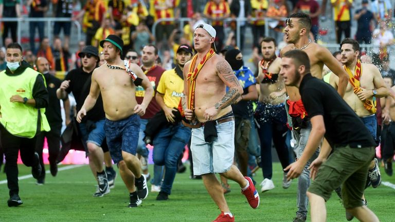 Lens fans ran onto the pitch at half-time in their derby win over Lille, leading to a half-hour delay