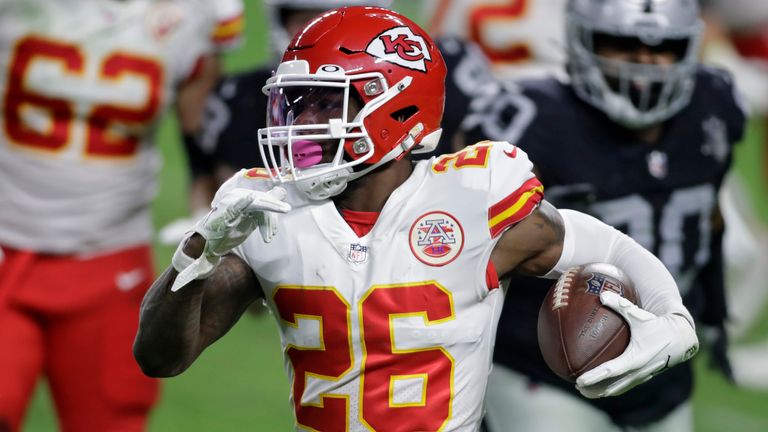 Kansas City Chiefs running back Le'Veon Bell (26) carries the ball against the Las Vegas Raiders