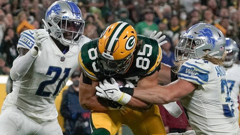 Green Bay Packers&#39; Robert Tonyan catches a touchdown pass between Detroit Lions&#39; Tracy Walker III and Alex Anzalone during the second half of an NFL football game Monday, Sept. 20, 2021, in Green Bay, Wis.