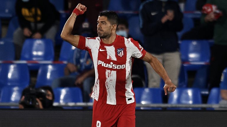 Dos goles tardíos de Luis Suárez ponen al Atlético a superar al Getafe por 10 hombres