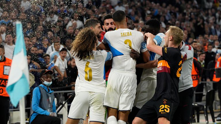 Na Stade Velodrome hoří nervy