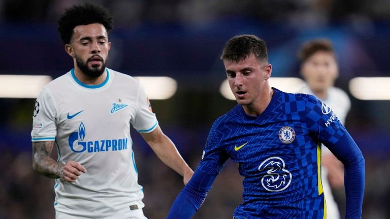 Mason Mount, right, challenges for the ball with Claudinho during Chelsea vs Zenit