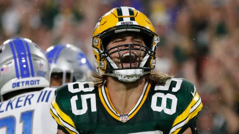 Green Bay Packers&#39; Robert Tonyan celebrates his touchdown catch during the second half of an NFL football game against the Detroit Lions Monday, Sept. 20, 2021, in Green Bay, Wis. 