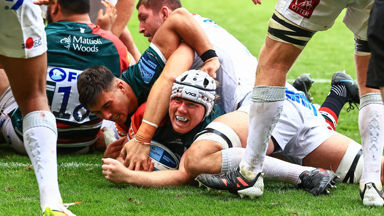 Leicester Tigers' Nic Dolly scores for the Tigers