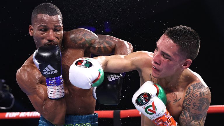 TUCSON, ARIZONA - SEPTEMBER 10: Robson Concei....o (L) and Oscar Valdez (R) exchange punches during their fight for the WBC super featherweight championship at Casino del Sol on September 10, 2021 in Tucson, Arizona. (Photo by Mikey Williams/Top Rank Inc via Getty Images).
