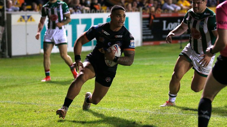 Peter Mata’utia scores for Castleford as the Tigers looked to fight back